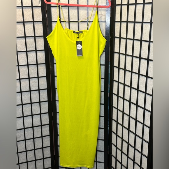 BOOHOO PLUS GIA PLUNGE FRONT STRAP DETAIL MIDI DRESS - Picture 3 of 6